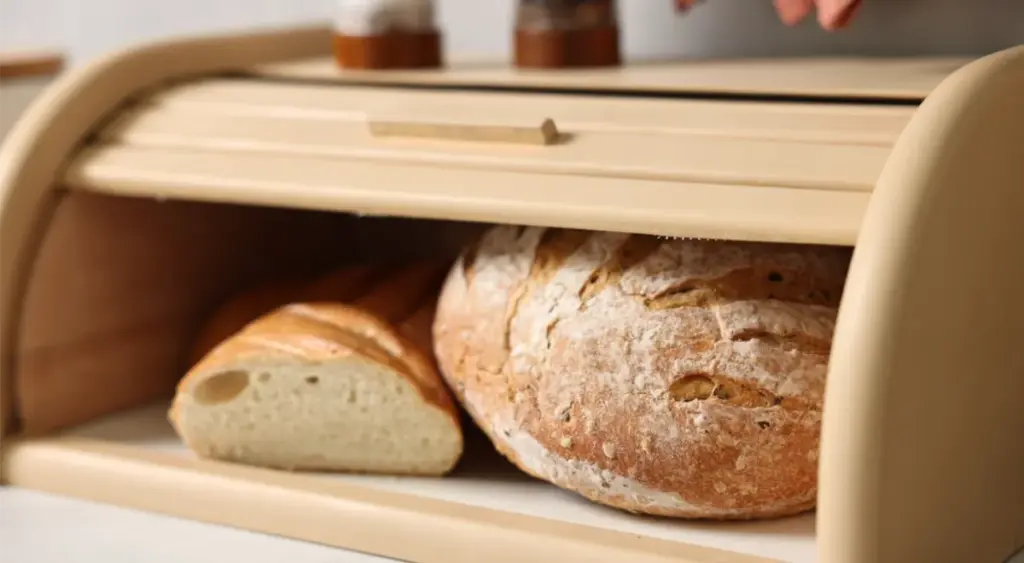 So bleibt Ihr Brot länger frisch: Zwei Würfel Zucker im Brotkasten wirken Wunder