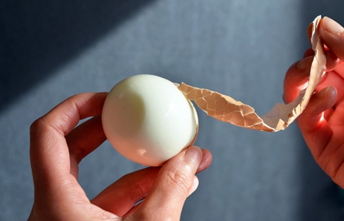 Warum sich Eier nicht leicht schälen lassen – Der Trick